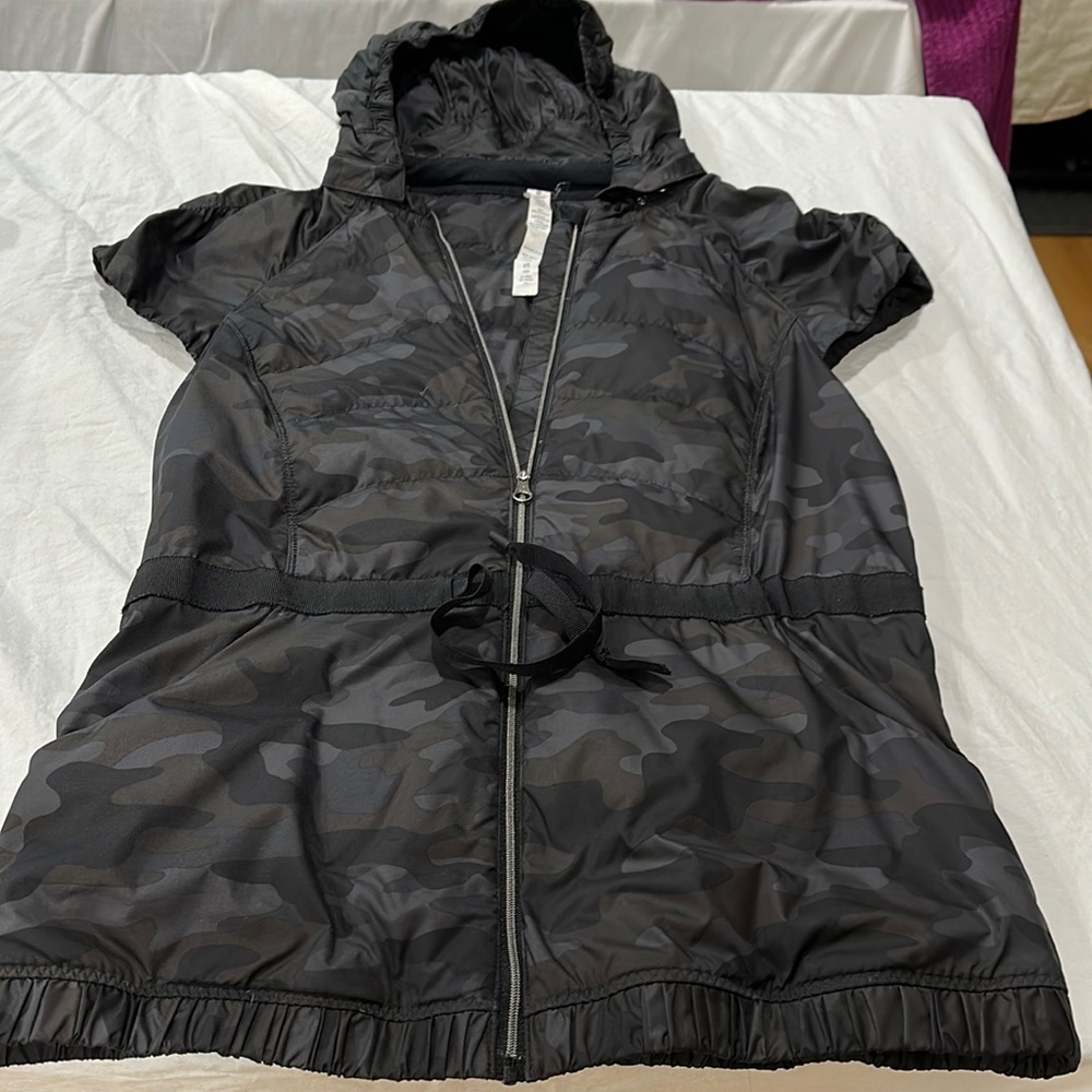 Lululemon size 8 vest with front pockets and full zipper. Drawstring at waist.